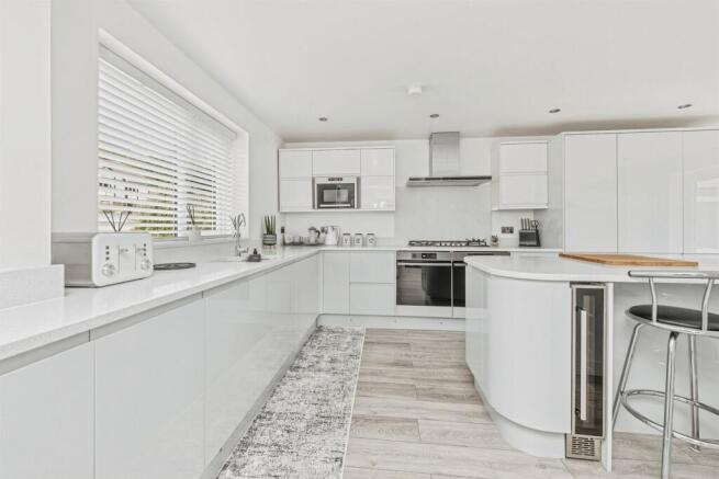 5 bed Detached for sale Image 6