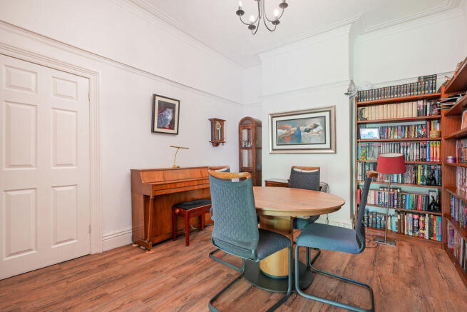 5 bed Semi-Detached for sale Image 8