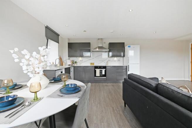 4 bed Apartment to rent Image 4