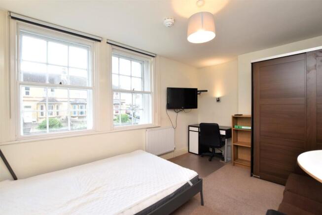 Bedroom/Living Area