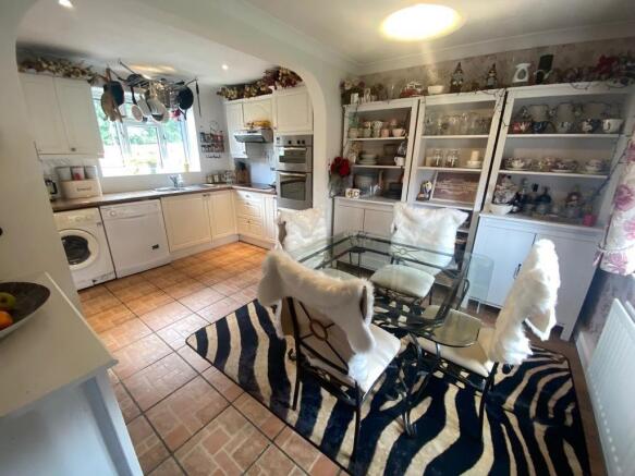 KITCHEN/DINING ROOM