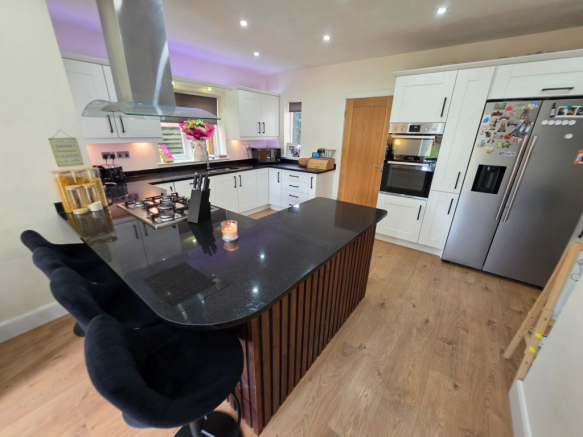 4 bed Detached for sale Image 8