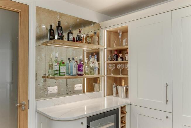6 bed Detached for sale Image 10