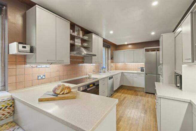 5 bed Detached for sale Image 8