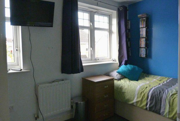 BEDROOM 2