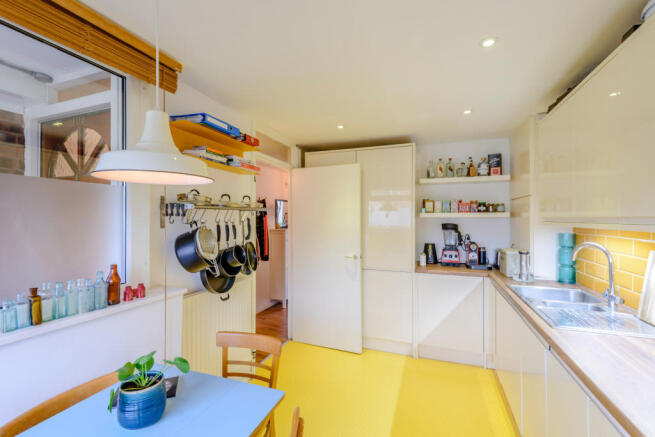 8412086-interior03-800