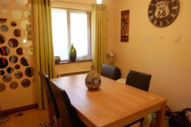 Bedroom 2/Dining Room: