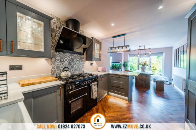 5 bed Detached for sale Image 10