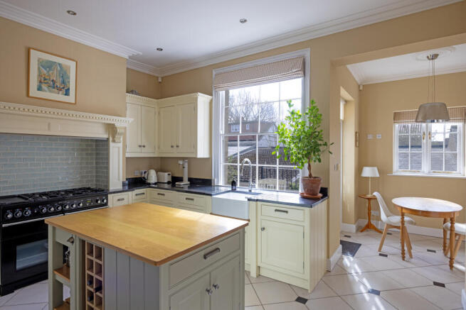 5 bed Town House for sale Image 10