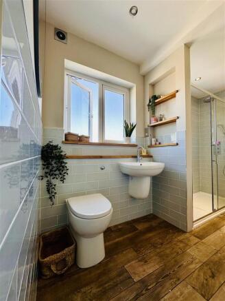 FAMILY BATHROOM