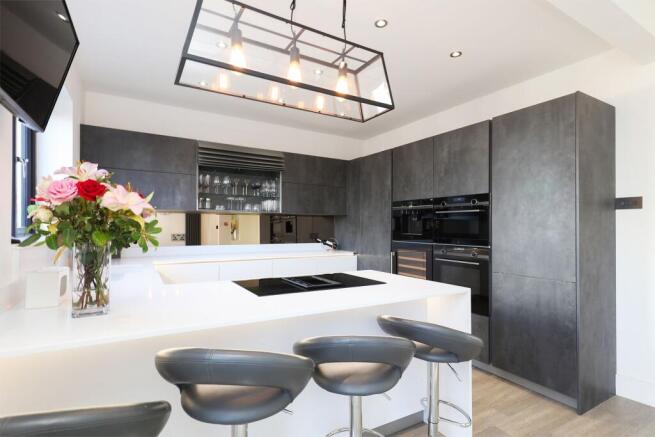 4 bed Semi-Detached to rent Image 5
