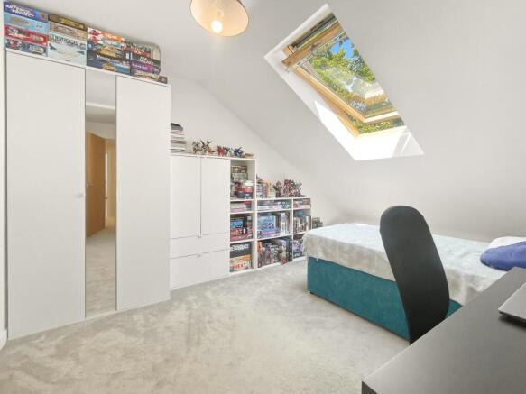 2 bed Penthouse to rent Image 12