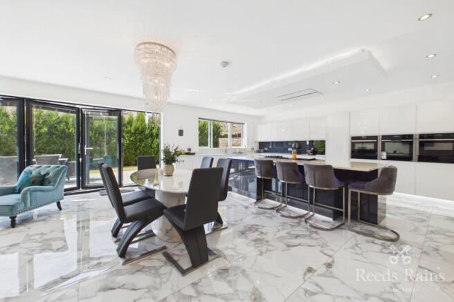 6 bed Detached for sale Image 11