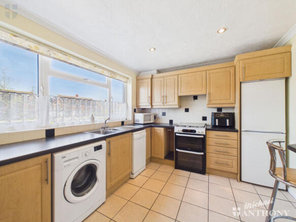 CAM03218G0-PR0975-STILL001