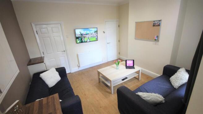 32 Hunter House Road Lounge (2).jpg