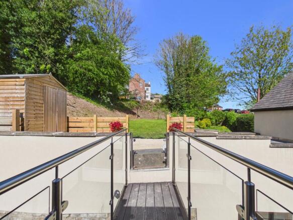 6 bed Detached for sale Image 9