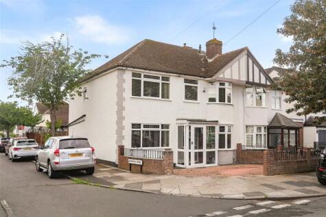 Lyndhurst Avenue, Twickenham, TW2