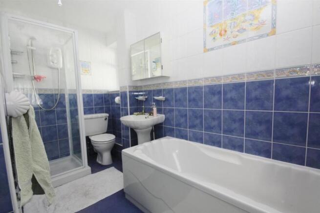 BATHROOM / SHOWER RO