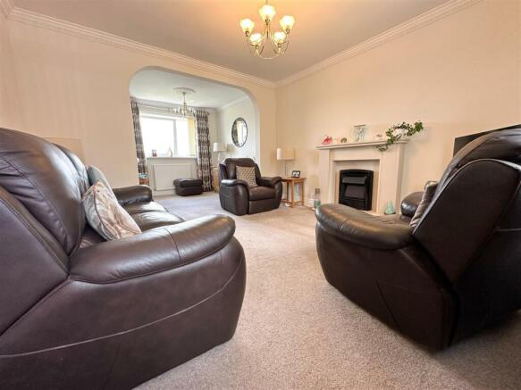 LOUNGE DINING ROOM