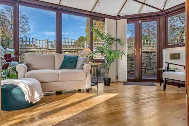 5 bed Detached for sale Image 9