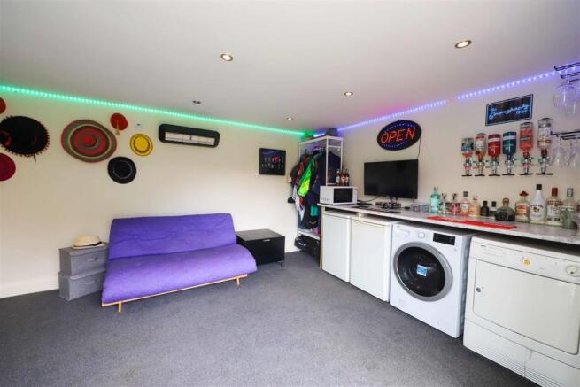 40 Swakeleys Drive (18).jpg