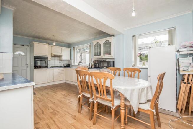 5 bed Semi-Detached for sale Image 5