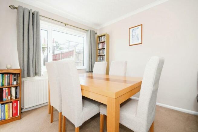 DINING ROOM 02.jpg