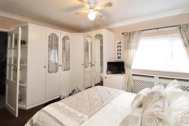2 bed Flat for sale Image 7