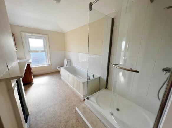 EN-SUITE BATHROOM: