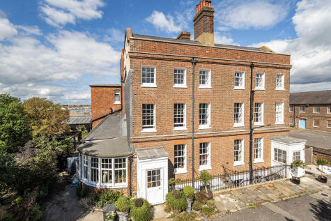 James Lind Avenue, Royal Haslar, Gosport, PO12