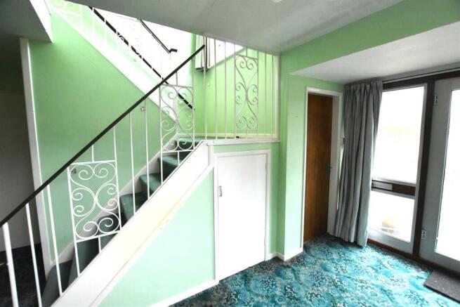 18 Old Road North - hallway.JPG