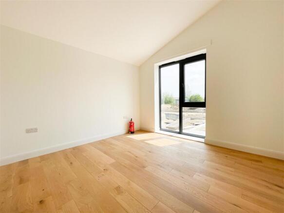 4 bed Semi-Detached to rent Image 10