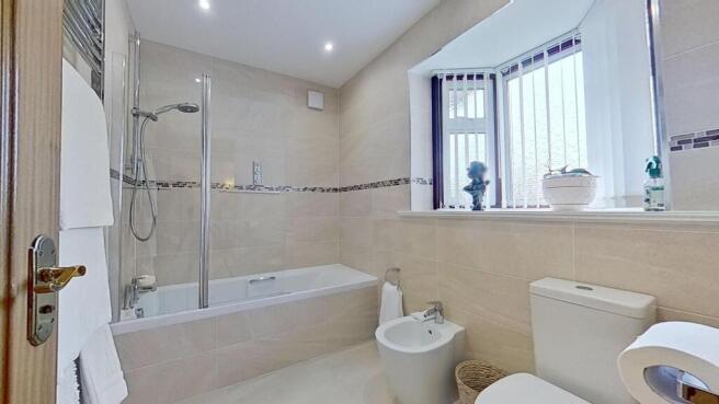 EN-SUITE BATHROOM