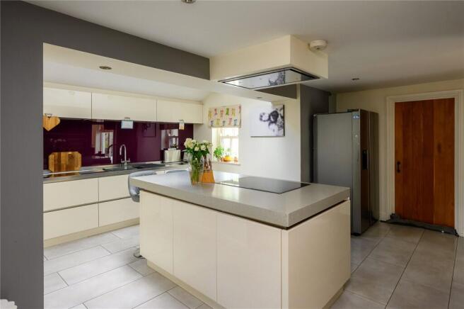 5 bed Detached for sale Image 8
