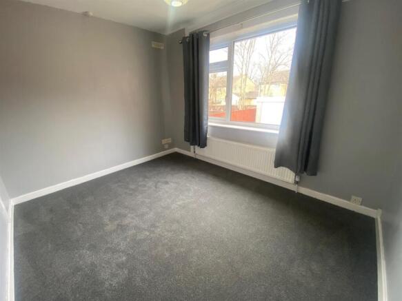 4 bed Semi-Detached Bungalow to rent Image 5