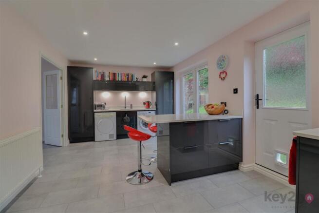 5 bed Detached for sale Image 6