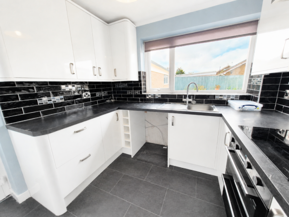 2 bed Semi-Detached Bungalow for sale Image 5