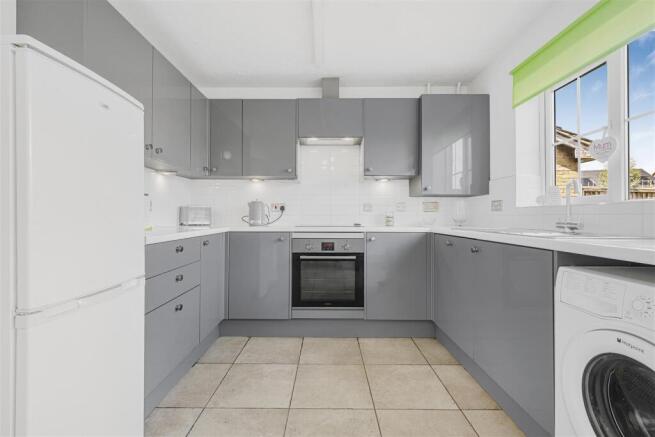 16 The Limes, Dedworth Rd, Windsor SL4 4US7.JPG