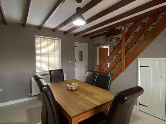 25 Heol Llanelli dining1-2.jpg