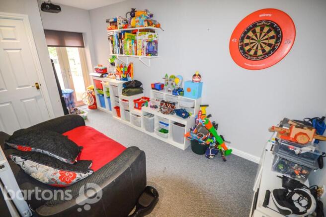 4 bed Semi-Detached to rent Image 9