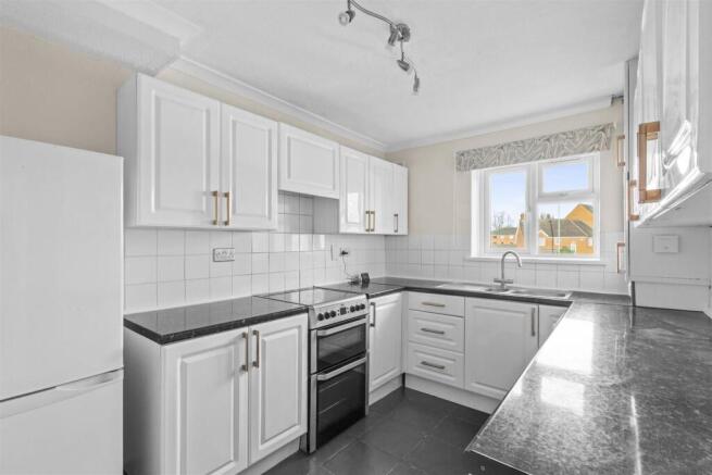 8 Rutherford Rd, HP21 8AP (LOW RES)-7.jpg