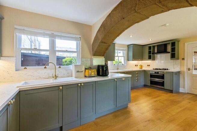 4 bed House for sale Image 4