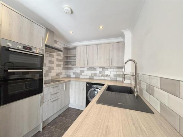 4 bed End of Terrace to rent Image 5
