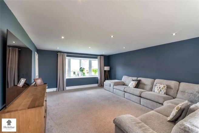 5 bed Detached for sale Image 8