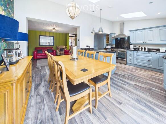 4 bed Semi-Detached for sale Image 6