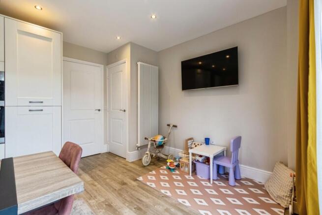 4 bed Semi-Detached for sale Image 8