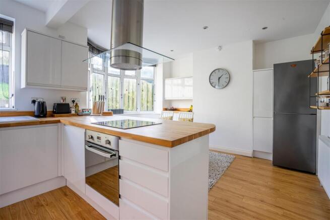 3 bed Semi-Detached to rent Image 4
