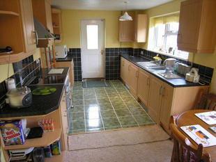KITCHEN/DINING ROOM: