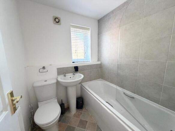 4 bed Semi-Detached to rent Image 5