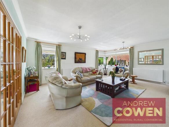 5 bed House for sale Image 4